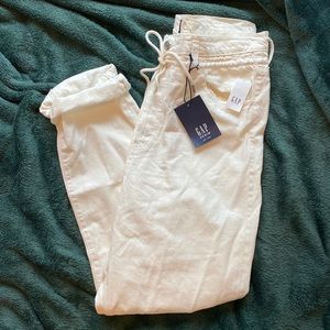 High waisted Gap boyfriend jeans in white